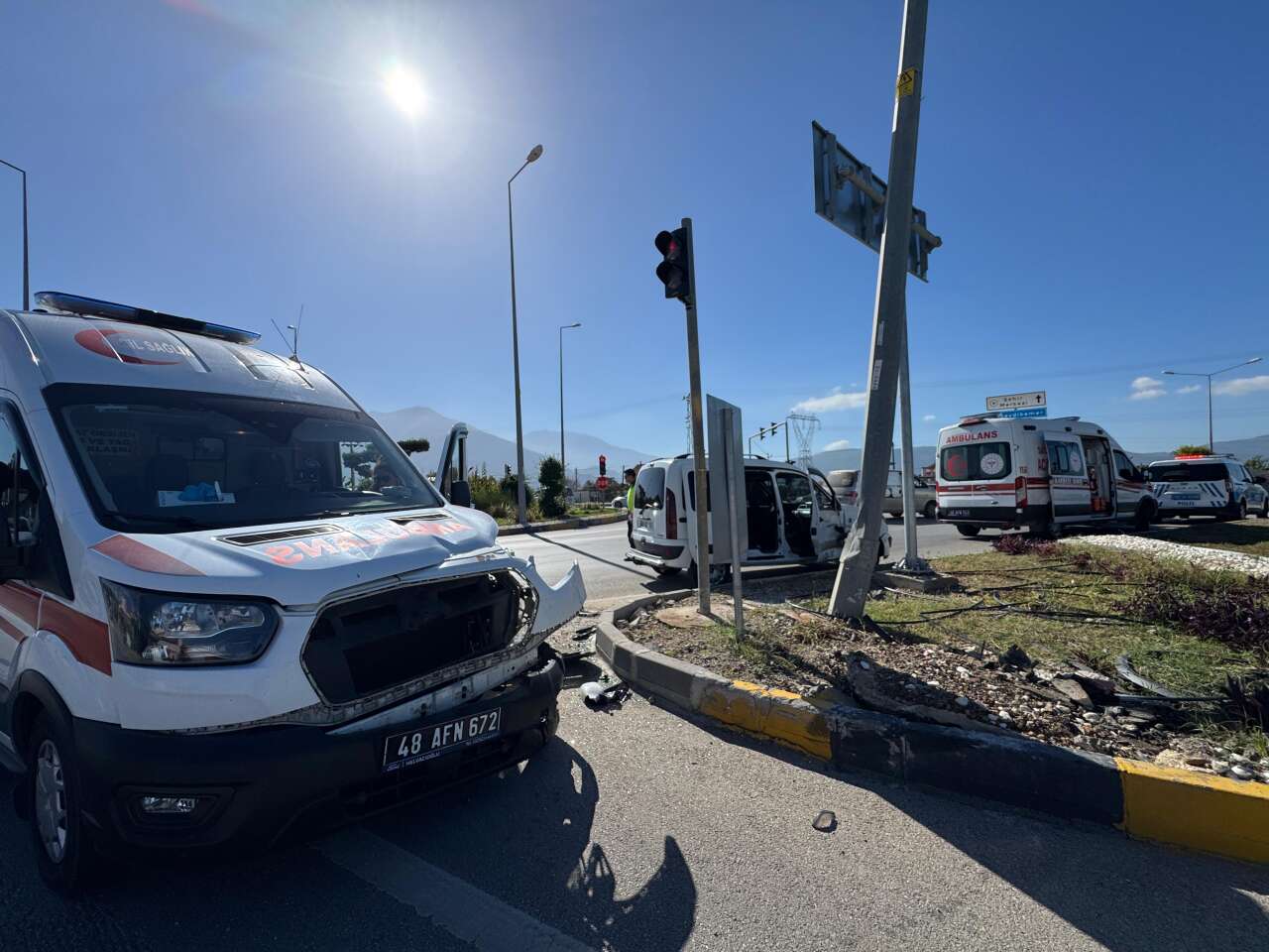 Muğla’da Ambulansla Hafif Ticari Araç Çarpıştı: 2 Yaralı 3
